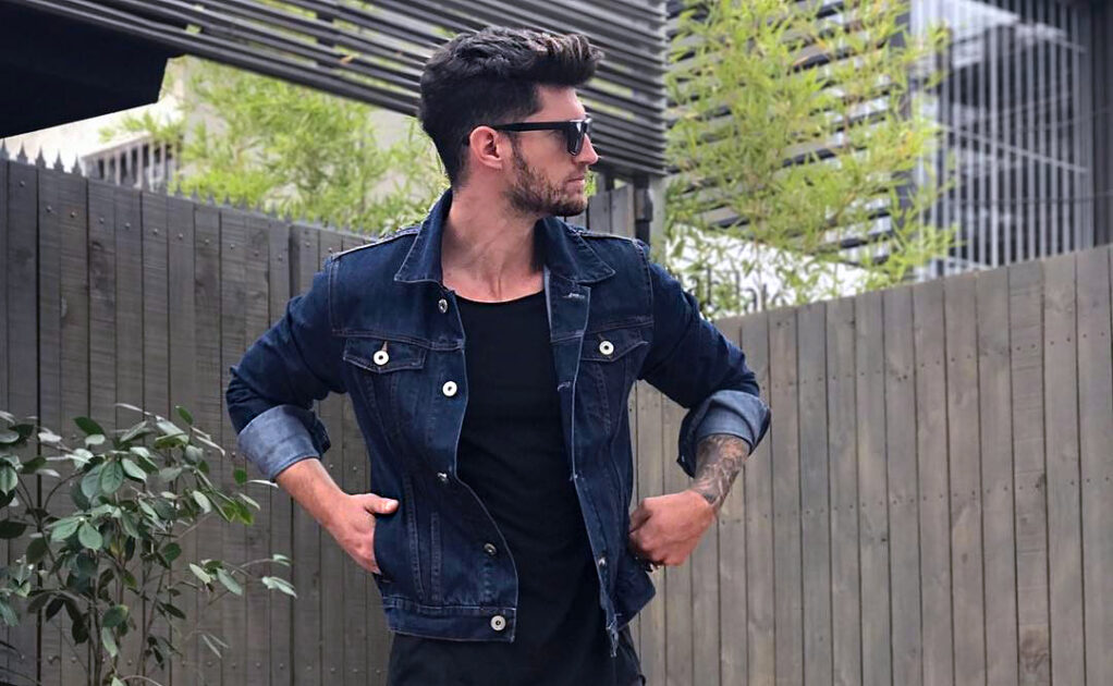 black_jeans_black_t-shirt_denim_jacket