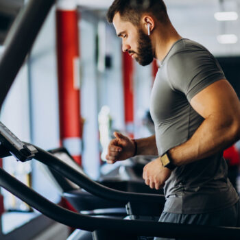Man performing a LISS workout on a treadmill | LISS vs. HIIT cardio