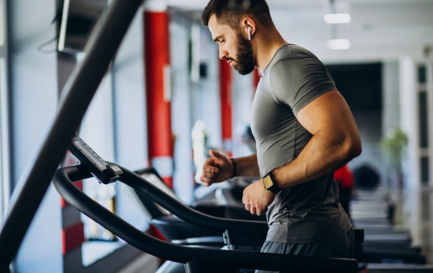 Man performing a LISS workout on a treadmill | LISS vs. HIIT cardio