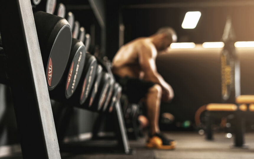 rest period between workout sets | man in gym