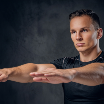 rectracting_shoulder_blades man retracting shoulder bladed for bench pressing